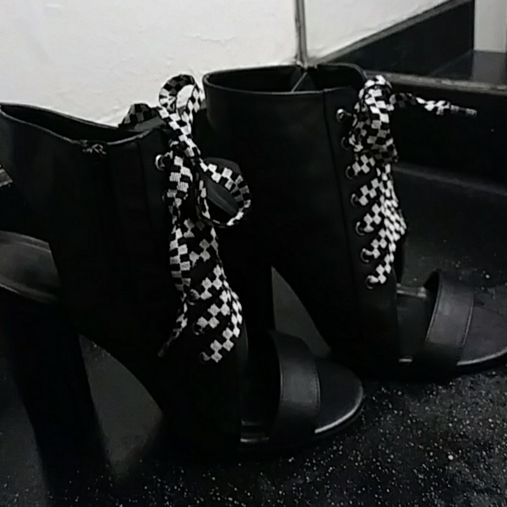 Heels - Picture 3 of 3